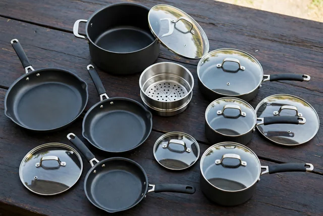 Seventeen piece nonstick cookware set with lids